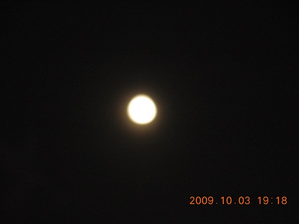 实拍中秋节夜晚的月亮
