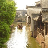 在河边住