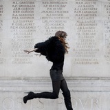 走在路上骑着车