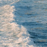 海边踩水