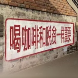 戴真猪耳环少女