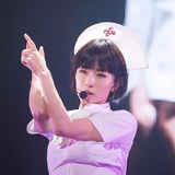 小狗轻轻舔茉莉
