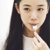 光脚在地上走
