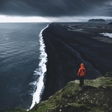 把尾巴抛出海面