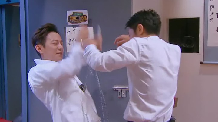 片段：何炅撒贝宁双北CP上演“捆绑式拥抱” (中文字幕)