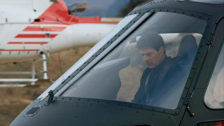 《碟中谍6：全面瓦解》曝光幕后特辑，阿汤哥驾直升机挑战360度俯冲